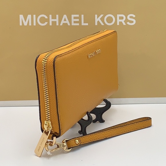 MICHAEL KORS LARGE TRAVEL CONTINENTAL WRISTLET WALLET MARIGOLD COLOR
NWT - Picture 12 of 16